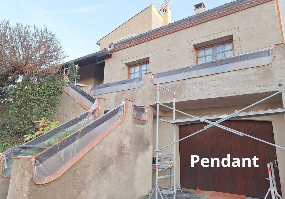 Rénovation d'une façade de maison pendant les travaux