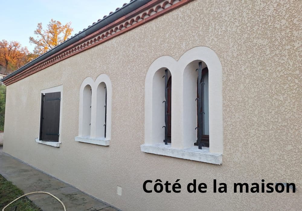 Le crépi a été refait sur ce mur qui est un côté de la maison ainsi que les tours de fenêtres