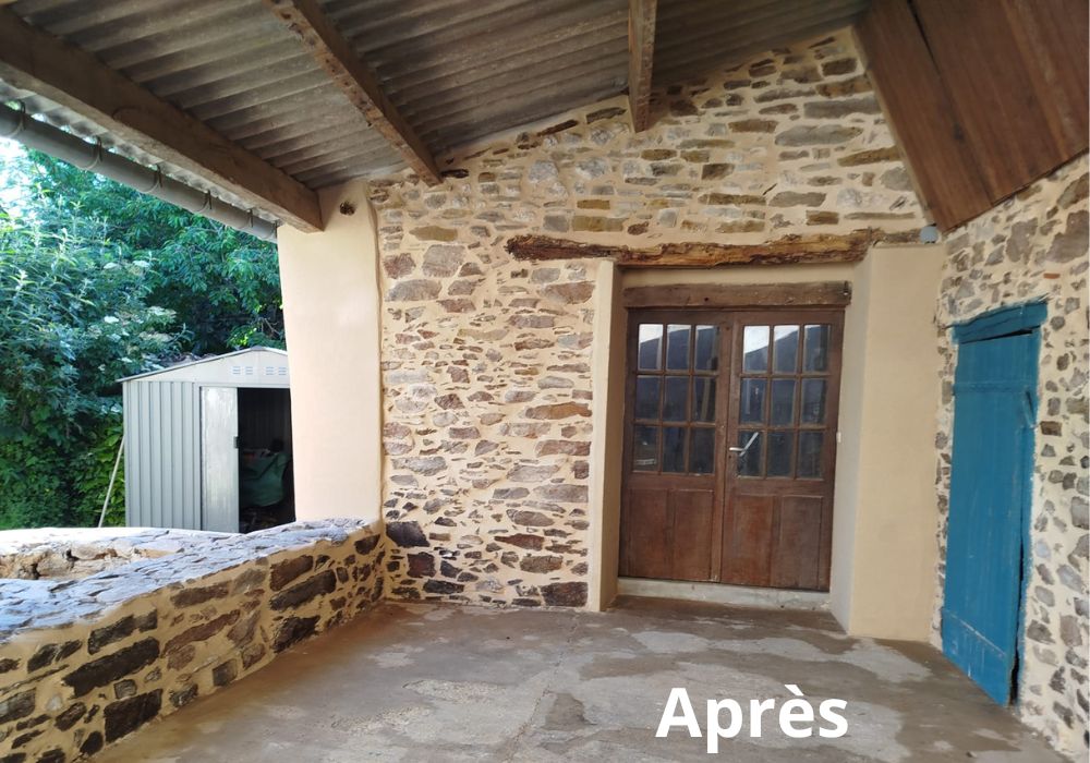 l'après d'un vieux mur en pierre rejointer